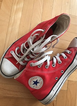 Kırmızı bilekli converse