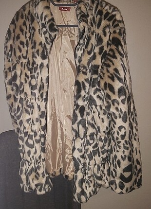 Leopar desenli sahte kürk