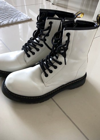 On Fashion Beyaz Bağcıklı Stiletto Topuklu bot sağda çok az sıyrık var
