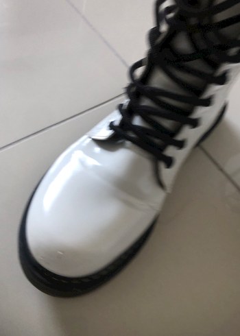 Beyaz Bağcıklı Stiletto Topuklu bot sağda çok az sıyrık var - Görsel 5