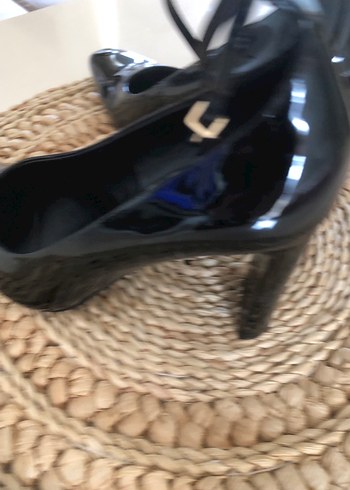 Siyah rugan Tokalı Stiletto bir kere giyildi - Görsel 3