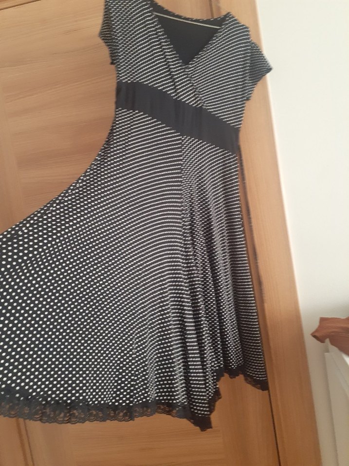 V Yaka puantiyeli likralı penye elbise - Görsel 3