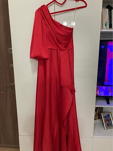 Kırmızı saten elbise