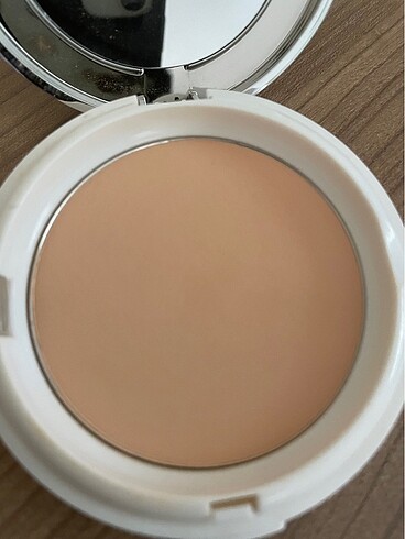  Beden Flormar Satin Touch Compact Powder 03 Light Beige