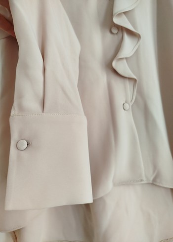 Bej V Yaka Fırfırlı Kadın Gömlek - Görsel 3