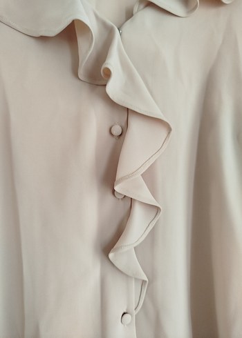 Bej V Yaka Fırfırlı Kadın Gömlek - Görsel 4