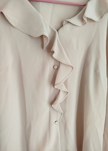 Bej V Yaka Fırfırlı Kadın Gömlek - Görsel 2