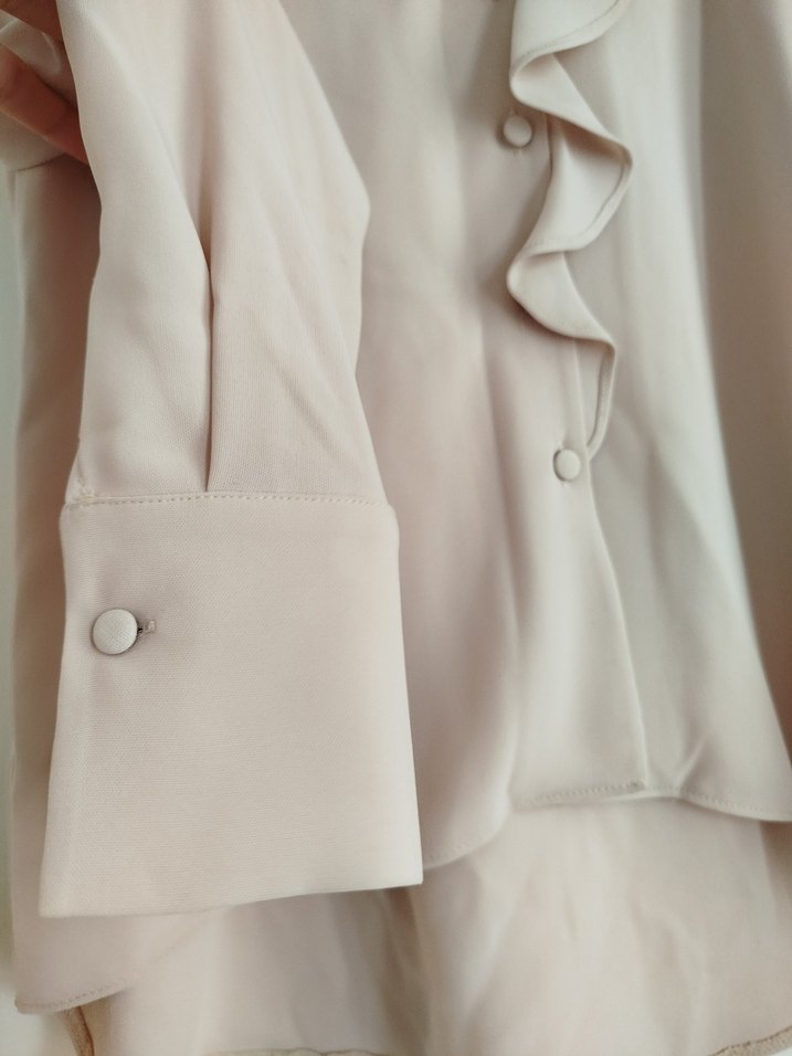 Bej V Yaka Fırfırlı Kadın Gömlek - Görsel 3