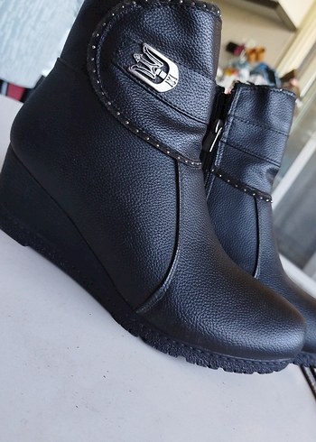 Kadın Siyah Deri Tokalı Dolgu Topuklu Bot - Görsel 2