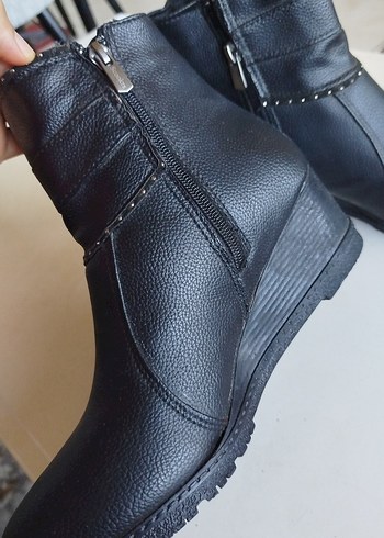 Kadın Siyah Deri Tokalı Dolgu Topuklu Bot - Görsel 5