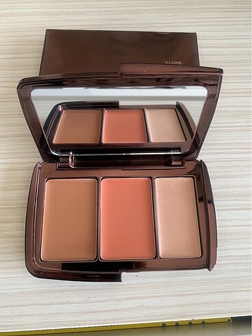 Beden Hourglass Illume Sheer