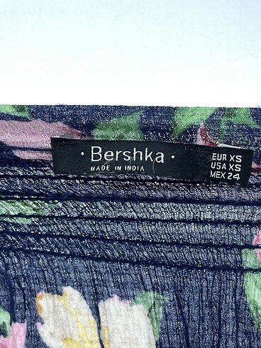 xs Beden çeşitli Renk Bershka Bluz %70 İndirimli.