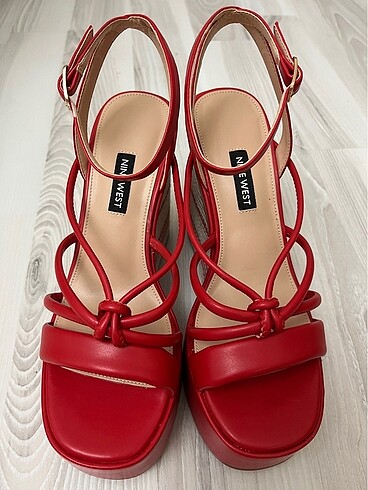 Ninewest dolgu topuk