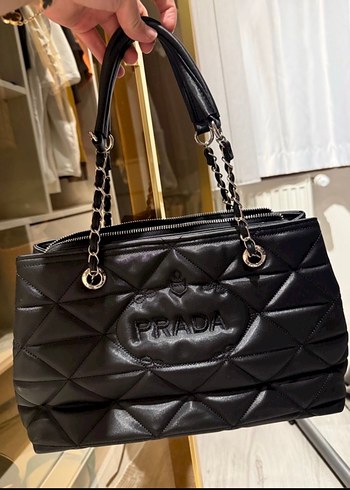 Prada Siyah Deri Fermuarlı Kadın Çanta
