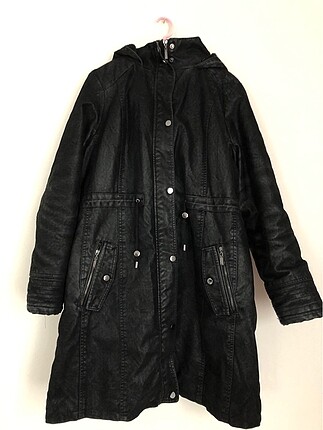 Siyah kapüşonlu parka