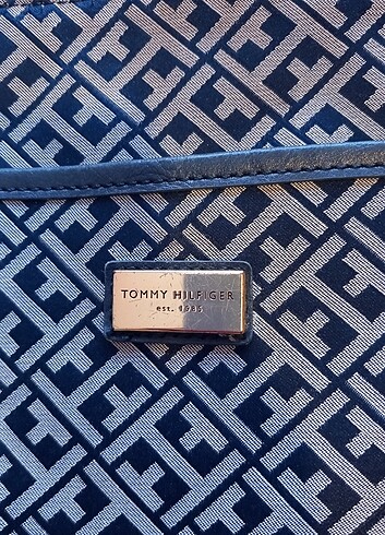 Tommy hilfiger askılı çanta