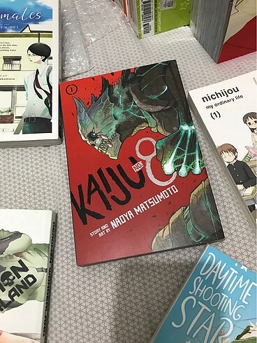 Kaiju 8 cilt 1 İngilizce manga