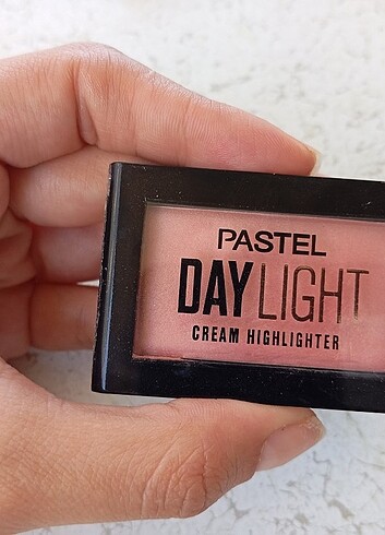 Pastel Pastel krem aydınlatıcı