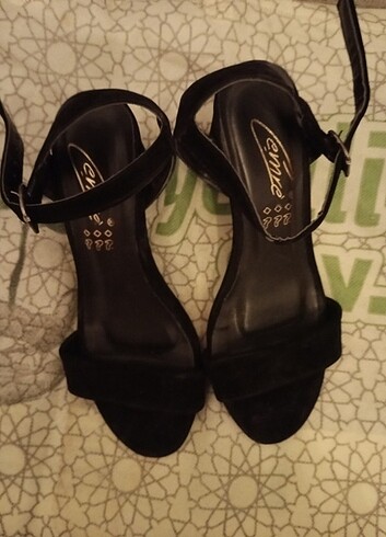 Siyah topuklu sandalet 