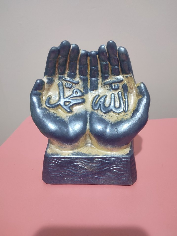 Altın ve Koyu Renkli Dua Eden Eller Figürü - Görsel 2