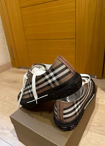 Burberry Low Sneakers 