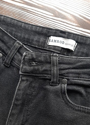 yırtık detaylı pantolon