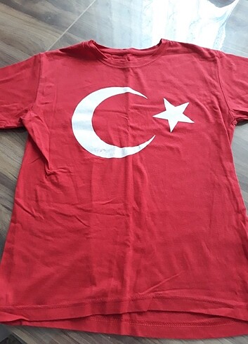 Ay yildizli tisort
