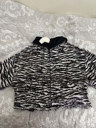 Zebra desenli pullu hırka