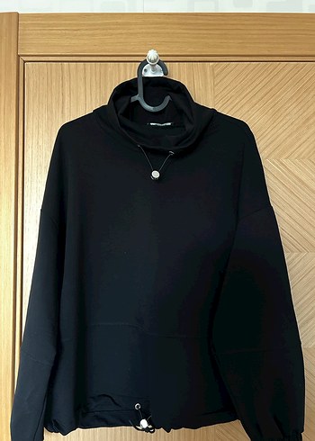 Kadın Siyah Yüksek Yakalı Sweatshirt