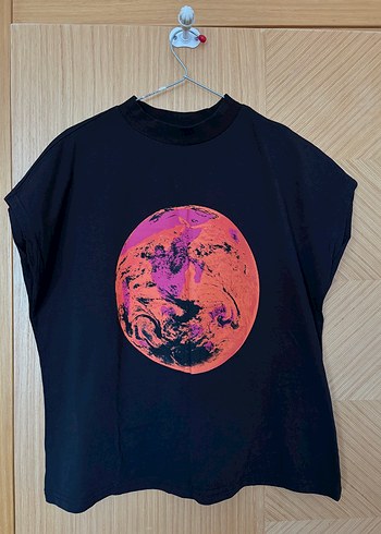 Trendyol & Milla Neon Gezegenli Siyah Oversize Tisort