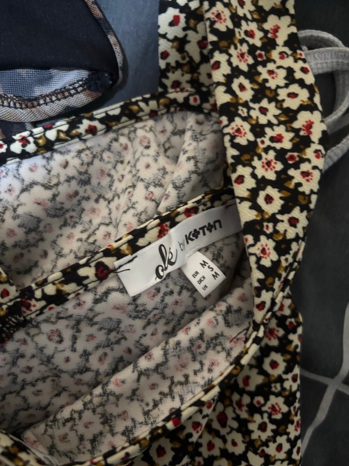 Dantel Detaylı Çiçek Desenli Kısa Crop Top - Görsel 4