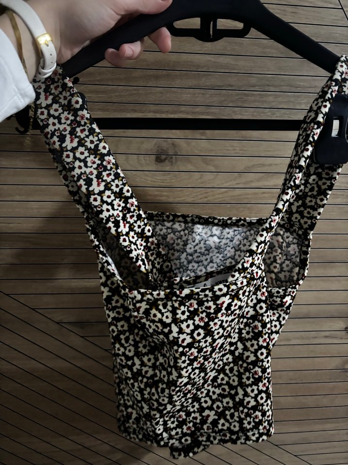 Dantel Detaylı Çiçek Desenli Kısa Crop Top - Görsel 3