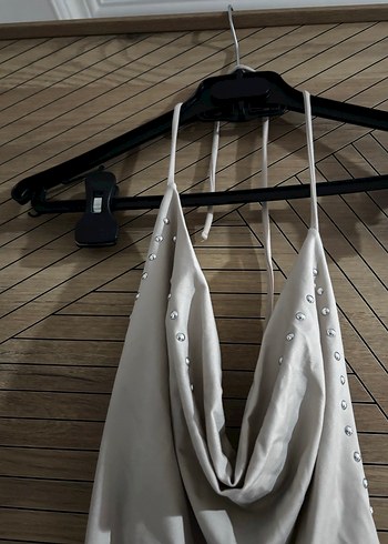 Saten Görünümlü Drapeli Halter Yaka Beyaz Bluz - Görsel 2