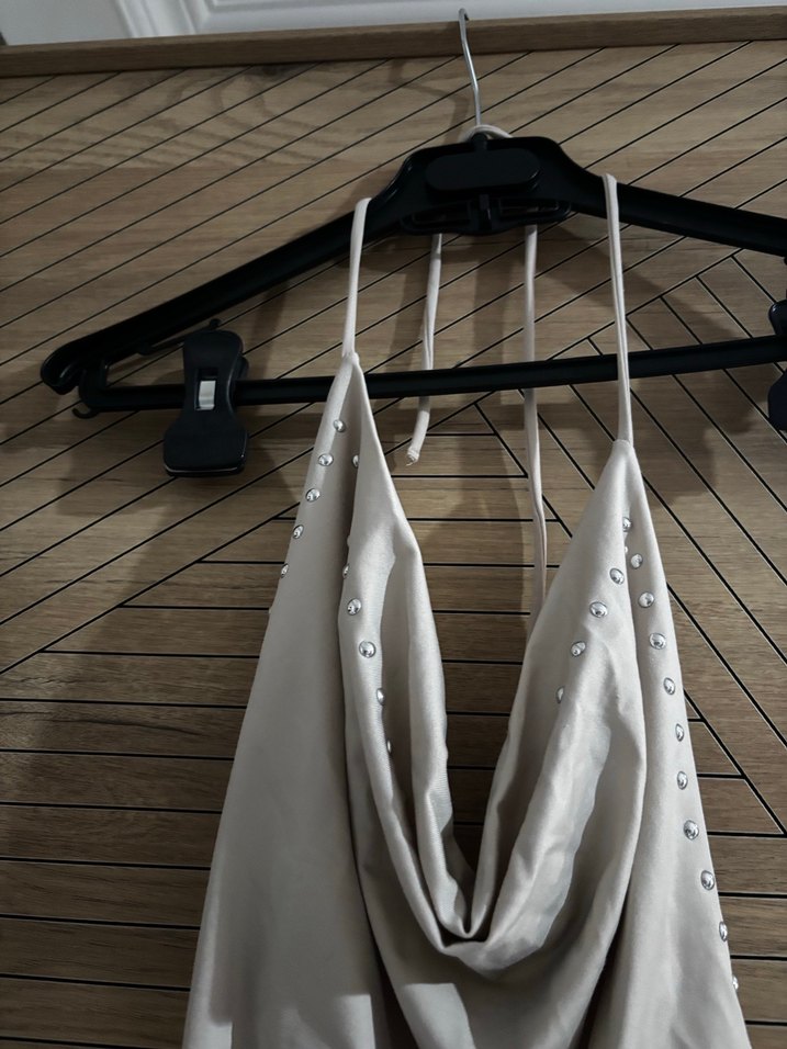 Saten Görünümlü Drapeli Halter Yaka Beyaz Bluz - Görsel 2