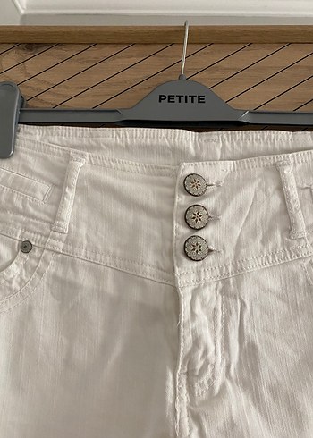 Zara Düğmeli Beyaz Mini Keten Şort