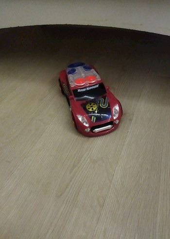 Parlak Kırmızı Oyuncak Araba - Görsel 2