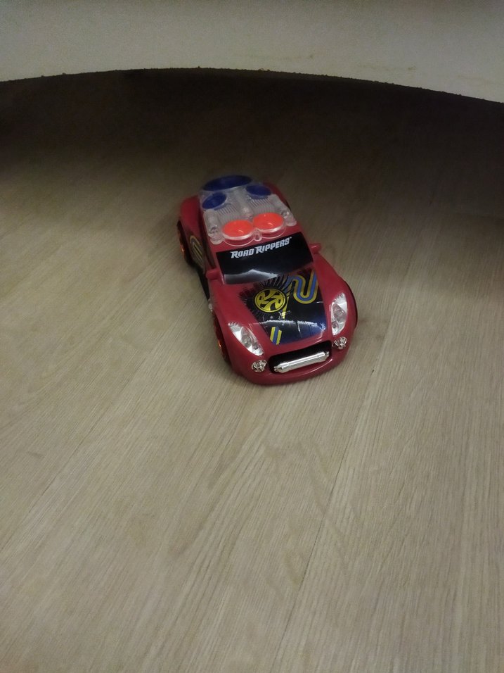 Parlak Kırmızı Oyuncak Araba - Görsel 2