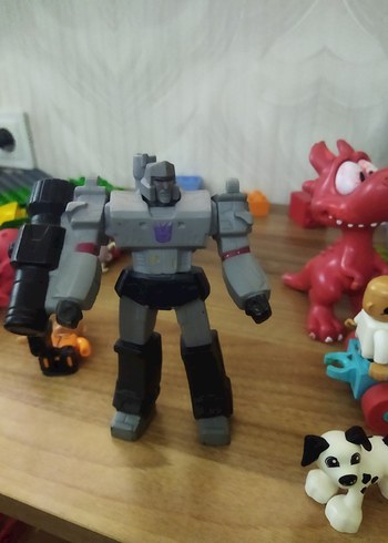 Renkli Aksiyon Figürleri ve Oyuncak Tren Seti - Görsel 2