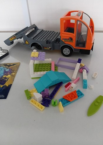 Çok Renkli LEGO Seti ve Figürler - Görsel 2