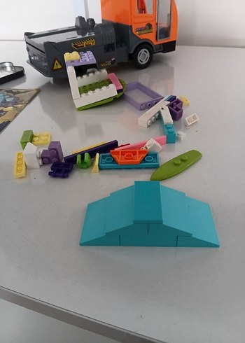 Çok Renkli LEGO Seti ve Figürler - Görsel 7