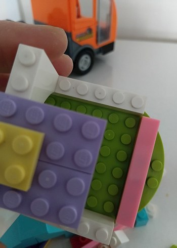 Çok Renkli LEGO Seti ve Figürler - Görsel 6
