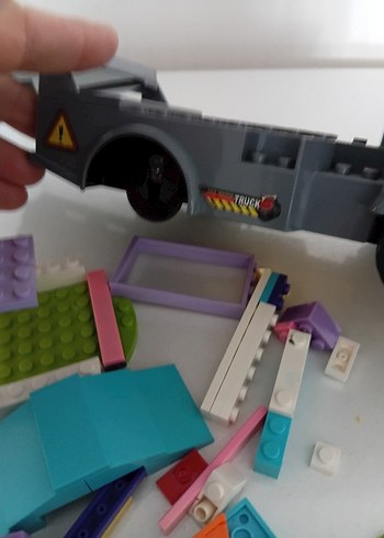 Çok Renkli LEGO Seti ve Figürler - Görsel 3