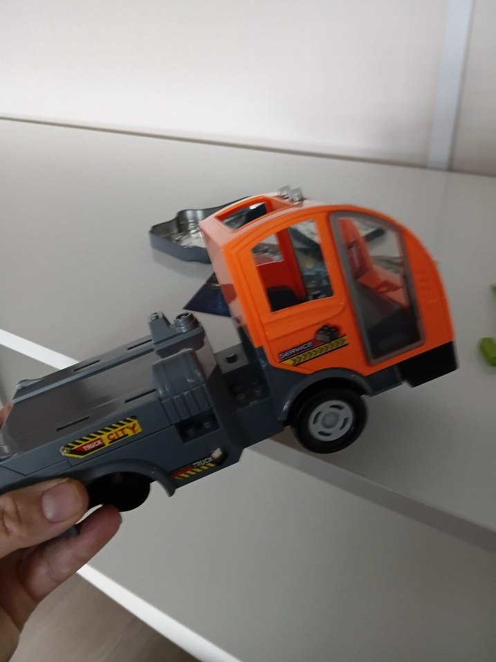 Çok Renkli LEGO Seti ve Figürler - Görsel 4