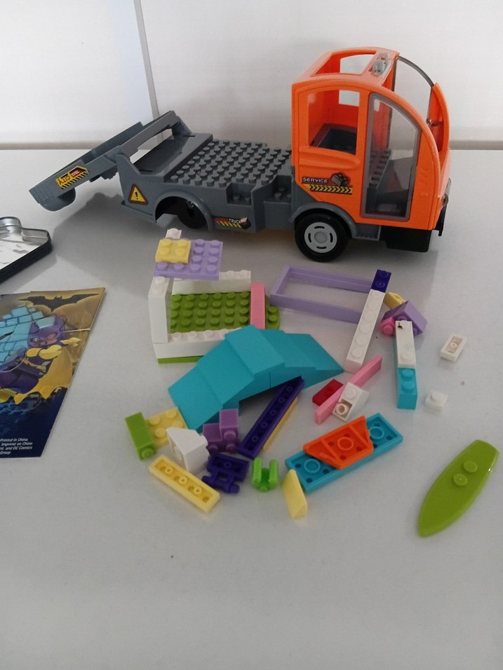 Çok Renkli LEGO Seti ve Figürler - Görsel 2