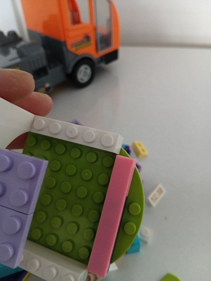 Çok Renkli LEGO Seti ve Figürler - Görsel 5