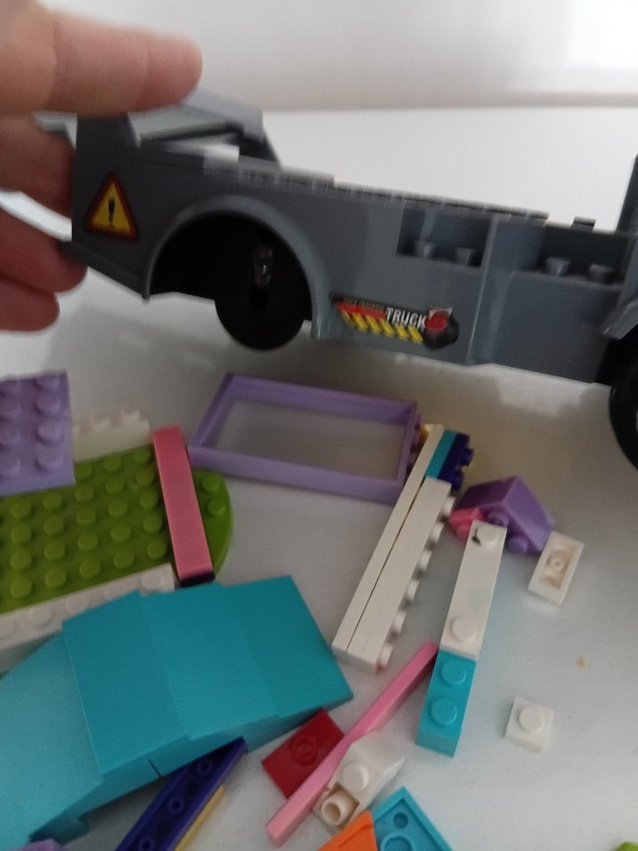 Çok Renkli LEGO Seti ve Figürler - Görsel 3