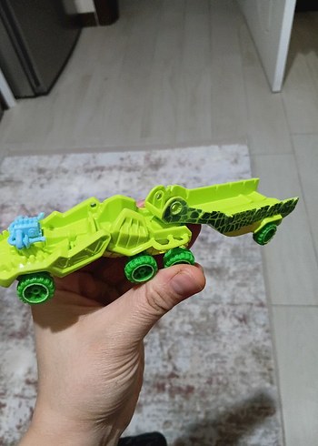 Canlı Yeşil Oyuncak Kamyon