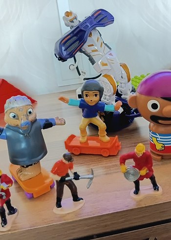 Renkli Çoklu Aksiyon Figürleri Seti