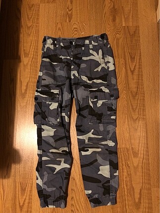 Bershka kamuflaj desenli kargo pantalon