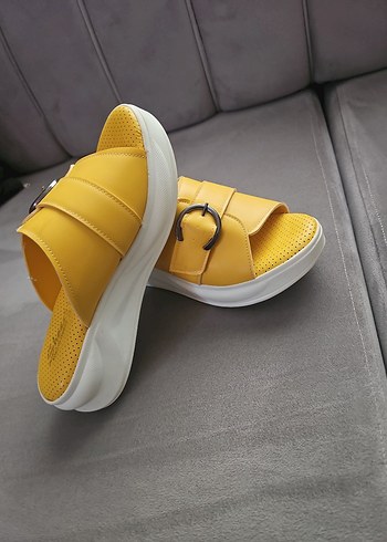 Sarı Dolgu Topuklu Kadın Terlik - Görsel 3
